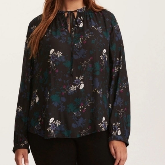 Torrid dark floral crepe tie‎ neck top - Picture 6 of 6